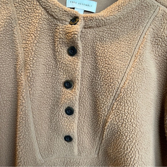 Free assembly tan sweater large - Picture 4 of 6